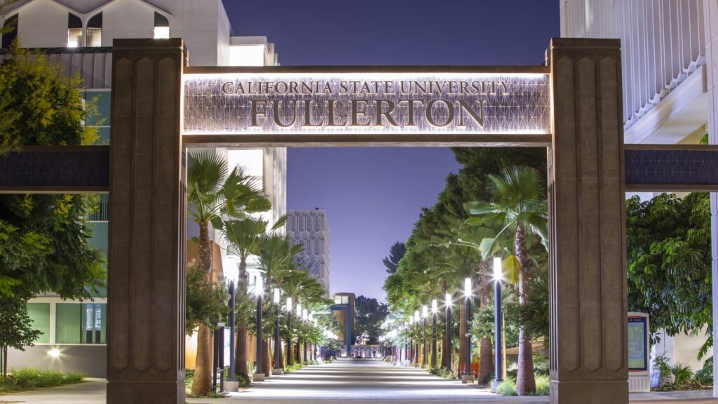 دانشگاه ایالتی کالیفرنیا-فولرتون (California State University-Fullerton)