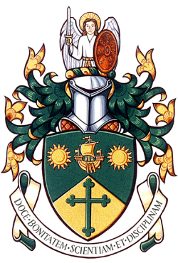 این عکس، نماد دانشگاه سنت توماس کانادا را نشان میدهد. این نماد به شکل یک سپر بوده که بالای آن حضرت مسیح قرار دارد.