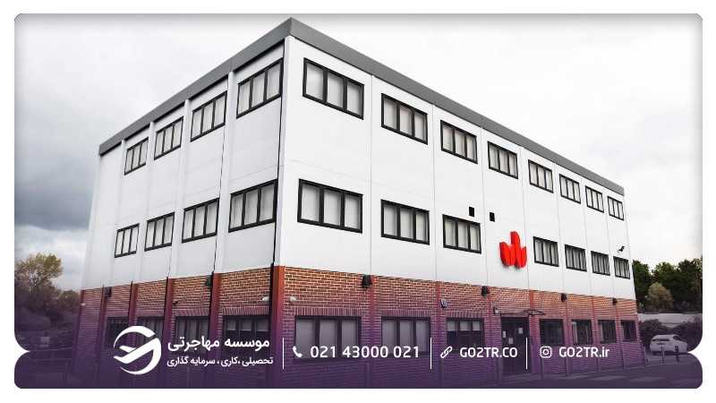 پردیس ایلسبری در حیاط بیمارستان