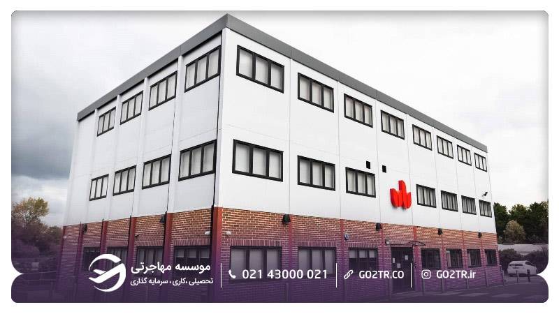 پردیس ایلسبری در حیاط بیمارستان