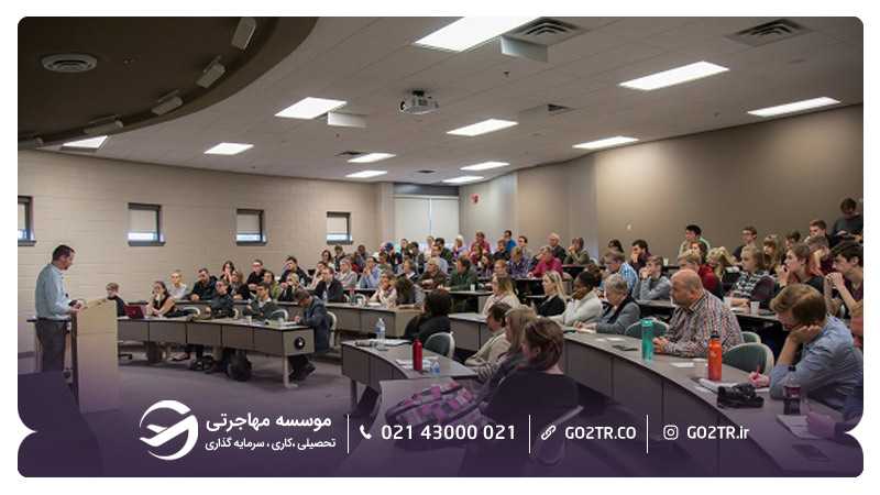 یکی از سالنهای همایش دانشگاه ردیمر کانادا