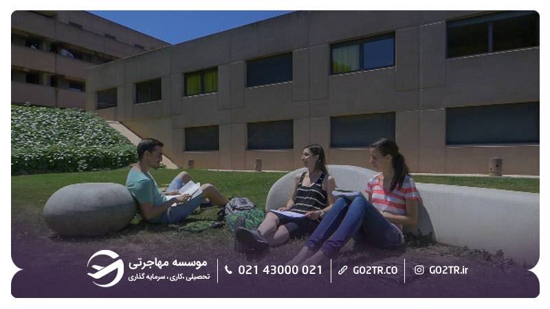 محوطه دانشگاه خودمختار بارسلونا به همراه تعدادی از دانشجویان